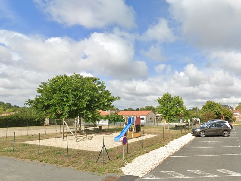 Aire du complexe sportif de Saint-Sauveur de Givre en mai